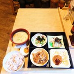 やよい軒 - 料理写真:■ 色づく四季の楽しみ
"秋の季節御膳"、1,170円
※ もち麦ごはんに変更:普通盛、プラス30円
■ 豚汁変更、190円