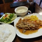 食工房 我家我屋 - 「日替りランチ (850円)」は、「ポークカツ和風きのこソース、ホタテのトマト煮」でした