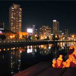 OUI - お食事が終わったあとも、しばし夜景を楽しむボキら。大阪の町のど真ん中にもこんな川床が楽しめる
      お店があるんだね。お料理はどれも美味しかったし、
      スタッフの方もとっても親切。おすすめのお店だよ！