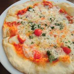 OUI - 続いて、ピッツァマルゲリータ、またはパスタ。
      4人同じメニューじゃないといけないので、
      お誕生日の人に決めてもらって、ピッツァに。
      生地がもっちりしていて美味しい～♪