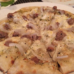 DINING TABLE ABRIR - スパイシーソーセージと新玉ねぎ、ガーリックピザ