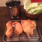 極上わら焼き料理と串カツ わら焼き部 - 串かつ（右から、きす、豚ひれ、スパム）