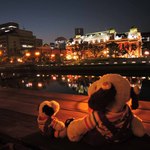 OUI - ライトアップされた中央公会堂。
      川面に灯りが映し出されてムードいっぱいだね～。