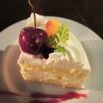 OUI - お店の方が切り分けてくださいました。
      甘さ控えめで美味しいケーキです。