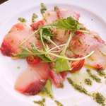 OUI - 2つ目の前菜、鮮魚のカルパッチョバジル風味。
      きれいな盛り付けだな～