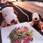 OUI - コースの前菜は4種類あって、
      1つ目は牛ランプ肉の自家製ローストビーフキノコソテー添え。
      ちなみにコースメニューは取り分けスタイルになっているので、
      こちらは4人分になってます。