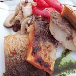 OUI - お魚のソテーは和食のような上品な味付けで、
      付け合わせのキノコと野菜も美味しかったよ。