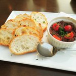 OUI - 4つ目の前菜、ほんとはムール貝のお料理だったんだけど、
      貝が苦手な人がいて、お店の方に相談したら
      こちらのブルスケッタに変更して下さいました。