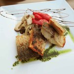 OUI - そしてメインのお料理、本日の魚料理。
      これもきれいな盛り付けだよね～