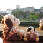 テラス席の対岸には中央公会堂があって、
          抜群のロケーションだよ。公会堂の左側には中之島図書館と
          先日の住民投票で話題になった大阪市役所も見えるね。