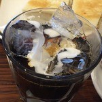 コンパル 大須本店 - 氷の入ったグラスに濃いめの熱いコーヒーを。