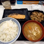 吉野家 - 料理写真:牛鮭定食 大盛・豚汁に変更