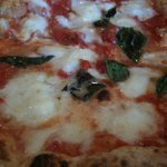 ピッツェリア ブラチェリア チェザリ - ちょっと贅沢なチェザリランチ（マルゲリータ エクストラ）