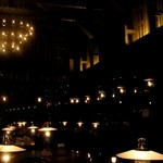 店内入口方向から奥を眺める