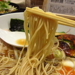 暁 製麺 - 魚介だしらぁ麺　麺アップ