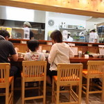 暁 製麺 - 香軸連れで賑やかな店内