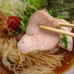 暁 製麺 - 冷し追い鰹らぁ麺　鶏チャーシューアップ
