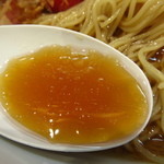 暁 製麺 - 冷し追い鰹らぁ麺スープアップ