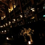 北一ホール - 窓から差し込む光やステンドグラスの光も美しい