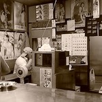 大倉山もつ肉店 - 外のカウンターから望むレトロな店内