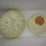 パオパオ - 左・肉まん189円　右・焼きニラまん130円