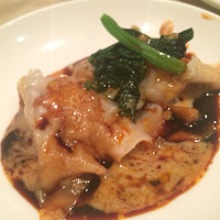 四川料理 龍の子 - ワンタン盛り付けたら、下から甘いタレが出てきました！なんとも言えない個性。