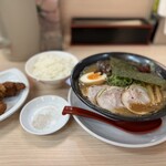 藤一番 - 料理写真:豚骨醤油に唐揚げ