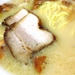 赤玉ラーメン 枚方店 - にんにくチップ入り。