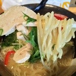 麺屋孔雀 - 細縮れ麺と茹で鶏リフト