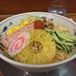 龍上海 - 冷やしからみそラーメソを反対側から。なるとにパイナップル。パイナップルは具なのかデザートなのか毎年悩むが、それもまた良し。氷水でしっかり冷やされた極太縮れ麺がイイ！