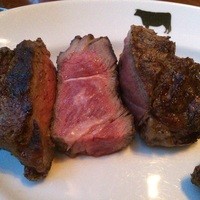 37 Steakhouse & Bar - オーストラリア和牛２１日間熟成ポーターハウスステーキ（左２切れがサーロイン、右がヒレ）