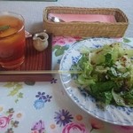 CAFE おおとも - トマトソースのドリアセット(1280円) アイスティー&サラダ