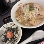 喜多方ラーメン 坂内 - 料理写真:青唐ねぎ塩ラーメン(普通盛り)+ミニ明太ご飯