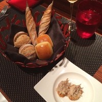ラトリエ ドゥ ジョエル・ロブション - アミューズブーシェは豚のリエット＼(^o^)／ パンの盛り合わせも最高です❤️ この後、ブリオッシュとバゲットも追加されました♪ (バターとオリーブオイルは別途お願いしなきゃ出てきませんのでご注意を〜)
