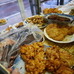 さかな屋さん - 店内入り口には揚げ物中心にずらりお魚！
