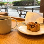 スターバックスコーヒー - 料理写真:チョコレートチャンクスコーンとブリュードコーヒー