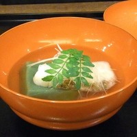 祇園 にしかわ - 椀物／鯛の葛餡とヨモギ麩（2015.4）