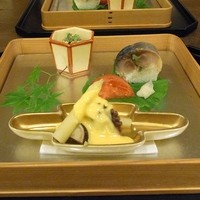 祇園 にしかわ - 先付／イイダコとホワイトアスパラガスの黄身酢がけ
                    鯖寿司、筍の木の芽和え
                    （2015.4）