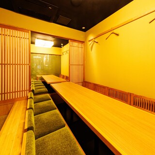 掘りごたつのお座敷個室は２部屋あり、つなげて16名様のご宴会も◎