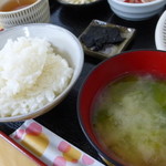 Rokanta - ご飯は柔らかめでたっぷりありますが佃煮昆布もあります。お味噌汁がまた美味しいですよ