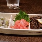 八兵衛 - 珍味三種セット(蛸わさび、ホタテひも明太、海鼠ポン酢)。