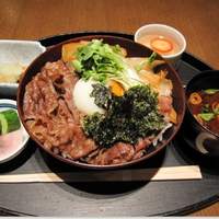 三田ばさら 本店 - 牛しぐれ丼のセット。志多し・香の物・赤出汁・小甘物付。