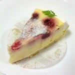 サクライ 洋菓子店 - 苺のチーズプリンタルト。390円