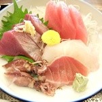 魚住 - 特別定食900円の刺身（かつお、まぐろ、ひらめ、ほたるいか）