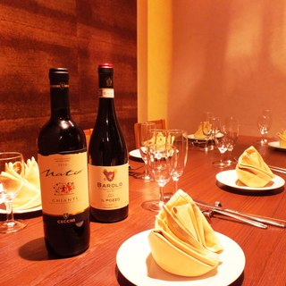 半個室の広めのテーブルは２～8名様までOK。ゆったりお食事をお楽しみください！