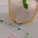 Mamei de cake - シフォンケーキ お皿の花は生クリームで描かれて