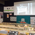 新横浜機関区 - 店内に置かれた鉄道グッズ