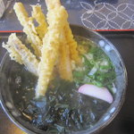 手打ちうどん　古奈門 - ごぼう天うどんにわかめトッピング