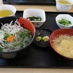 大洗町漁協　かあちゃんの店 - しらす２色丼定食