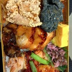 えび寿屋 - 鳥の料理がご飯の上にのっている